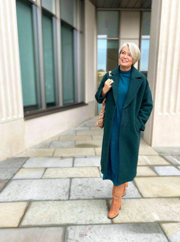 Outfit ideas & 5 minute make-up for women over 50 - Midlifechic