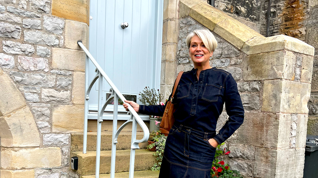 Away From Blue  Aussie Mum Style, Away From The Blue Jeans Rut: Weekday  Wear Link Up! Same Outfit, Different Shoes: Edinburgh Castle Outfit